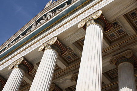离子的楣板游客希腊雅典新古学院是希腊最高科研机构也是雅典的主要里程碑之一它是希腊雅典最高级的研究机构之一在希腊雅典这是的一个重大背景图片
