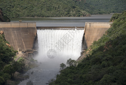 谷布莱德景观位于非洲南部布立德河的有瀑斯瓦迪尼大坝背景