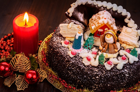 巧克力蛋糕为圣诞节装饰的巧克力蛋糕在木桌上点蜡烛季节为了棕色的图片