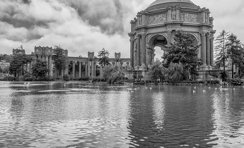 城市公园一种圣弗朗西斯科美术馆景加利福尼亚州旧金山风云多彩的天光和加州圣弗朗西斯科美术宫馆艺场背景图片