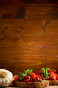 照片美味的布鲁舍塔开胃菜配有新鲜切红番茄和烤肉桌子乡村食物图片