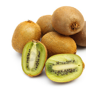 浅褐色的白背景上隔离的很多新kiwi水果素食主义者图片