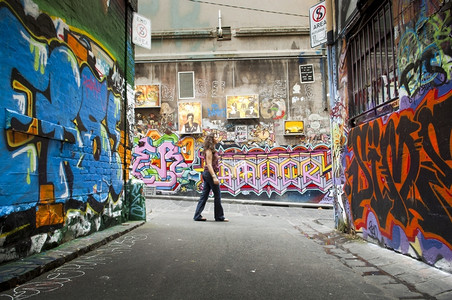 女士街道城市澳大利亚墨尔本的HosierLane是合法涂鸦的家乡图片