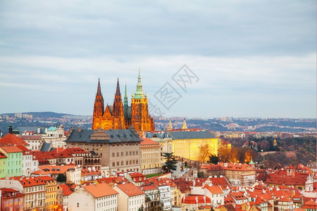 首都老的捷克语布拉格与日落时圣维图大教堂的概览图片