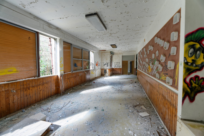 疯狂的18年2月4日被弃庇护的内地1984年关闭伊塔利州沃特拉1984年2月日018年被遗弃的Asylu内部腐烂的房间图片