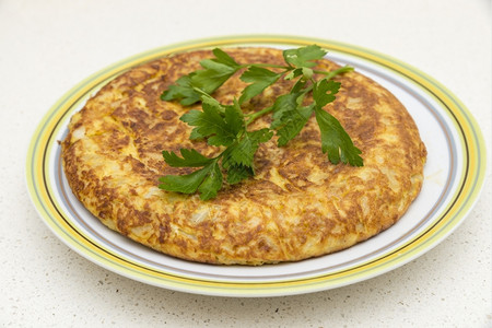 土豆早餐西班牙语煎蛋卷白底面有方言煮熟的图片
