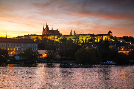 古老的欧洲发光晚上日落时老布拉格市风景图片