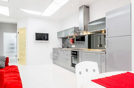烤箱白色的奢华在一个白色和光亮的房间里现代厨图片