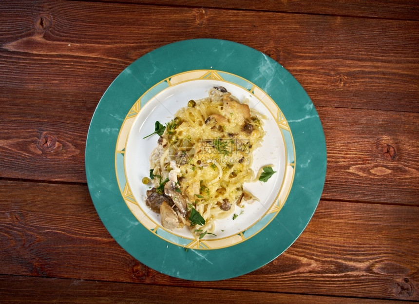 煮熟的酱盘子Tetrazzini是美国菜配鸡肉蘑菇和新鲜干酪奶图片