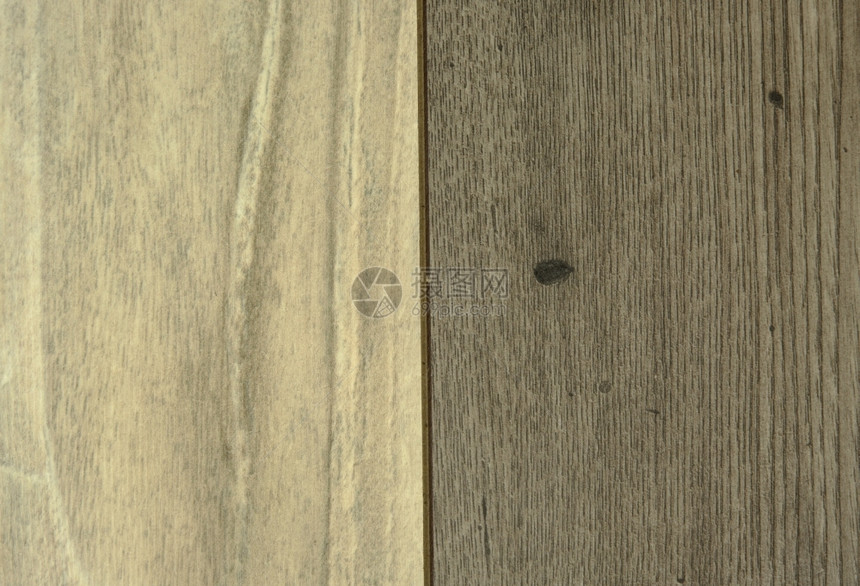 两个相连的木板光和暗灰色有可见的刮痕和谷物接连的木板两面相连接的月光和黑灰色底部可见老的波兰地面图片