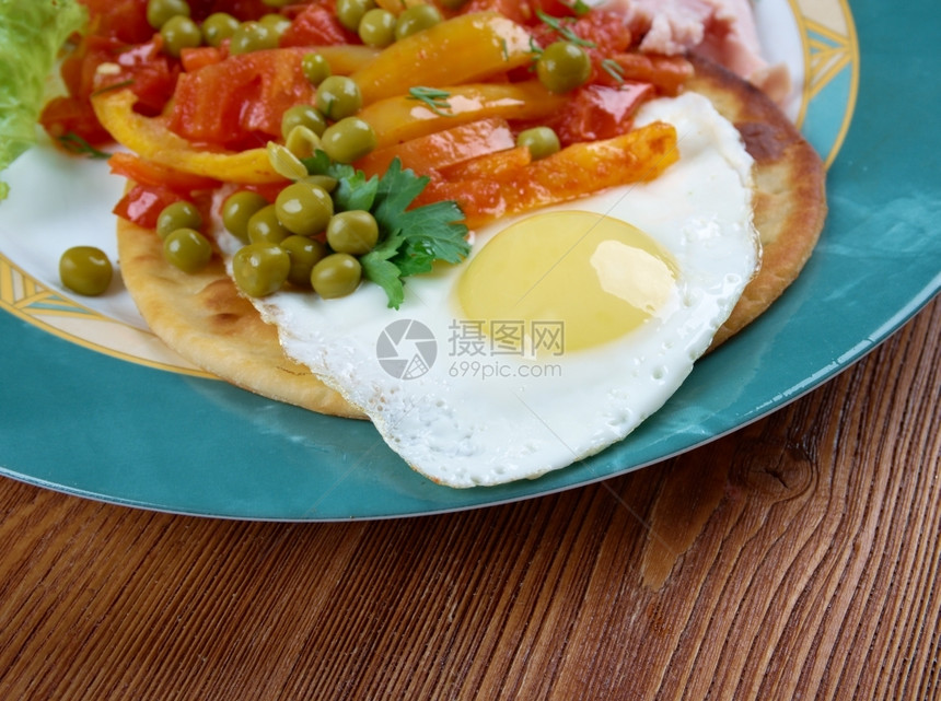 烹饪HuevosMotulelnos在MotulYucatan镇早餐食物是用玉米饼火腿豆子平板和沙尔萨粉末上的蛋做成制作智利图片