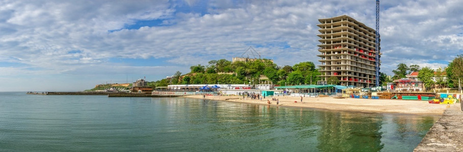 迎暑价乐1夏早晨0162在乌克兰奥德萨的ZolotoyBereg公共海滩上非法建造住宅楼日夏清晨阳光明媚在乌克兰奥德萨金海岸滩非法建筑上市夏背景