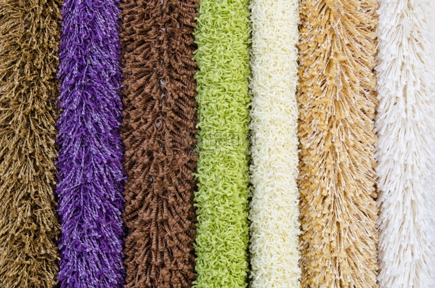 条纹毛茸不同彩色的人工毛地毯样本闭合式白色的图片