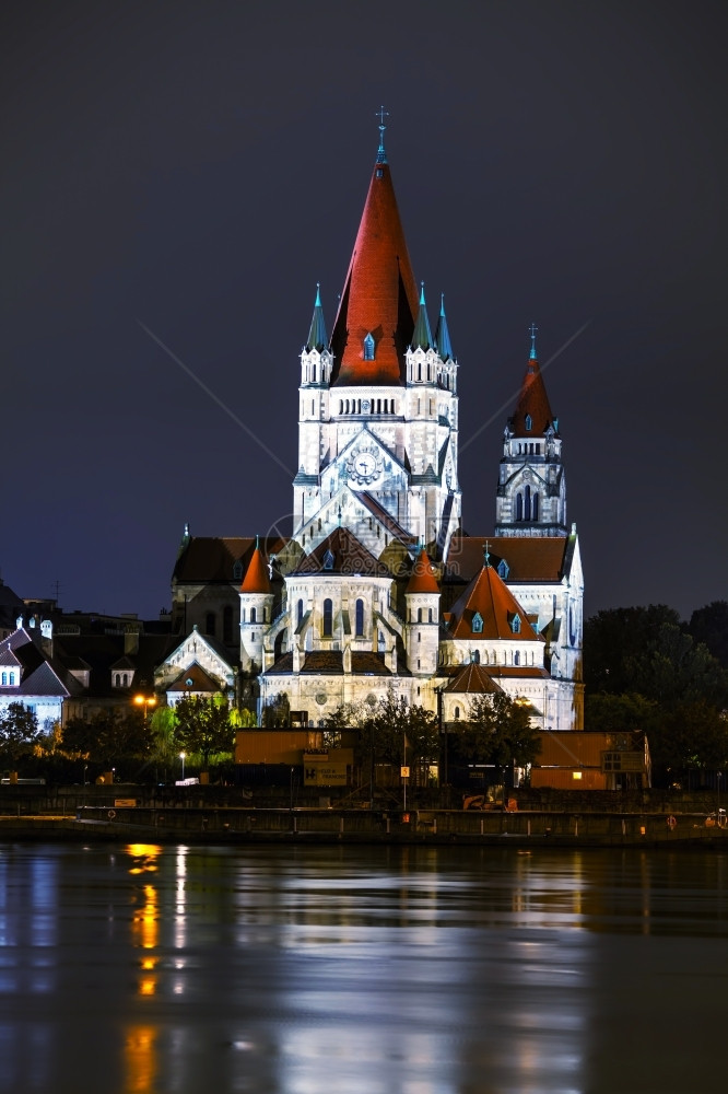 欧洲的海利格建筑学奥地维也纳Assisi教堂圣方济会夜间图片