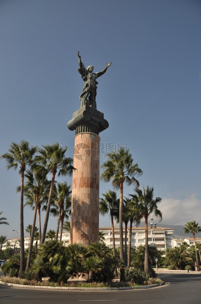 祖拉布旅行城市的西班牙巴努斯港的LaVictoria或胜利雕像图片