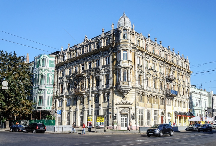 车窗户屋Odessa的旧住宅楼位于Deribasovskaya和Preobrazhenskaya角图片