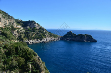 支撑意大利沿海河岸的美丽海洋景色摄影图片