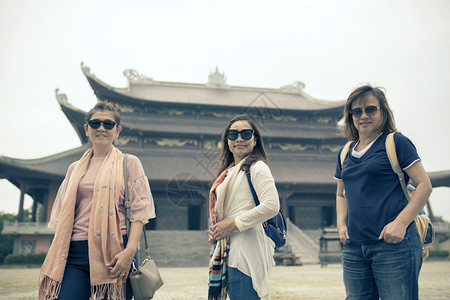 身体泰国人们亚洲游客在越南宁平省朱白亭寺合影图片