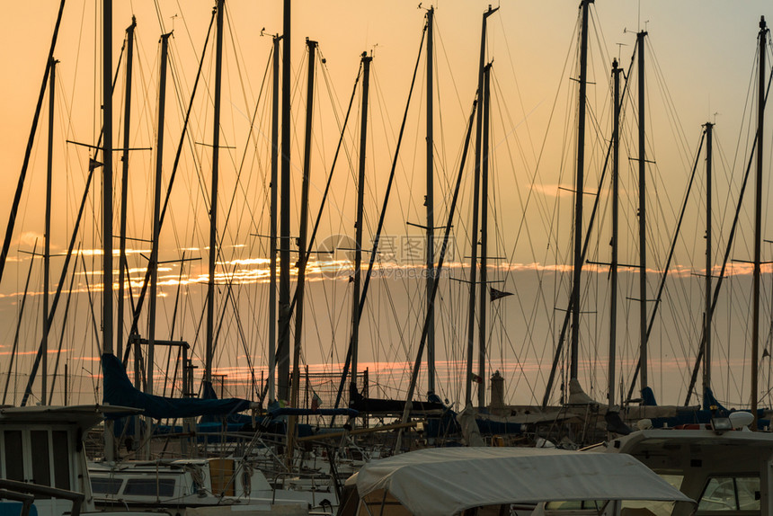 航海的日落时帆船桅杆在海边停靠假期血管图片