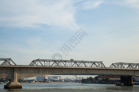 火车横跨河口下面的铁路桥超过运动图片
