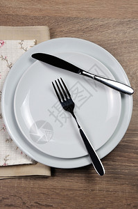 午餐完成的桌子饮食礼仪我仍然吃休息位置的叉子和刀尖信号与餐具套的位置图片