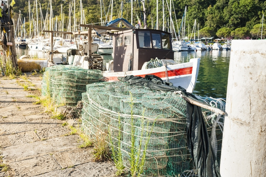 堆叠的底渔船上码头的捞小鱼圈水团体图片