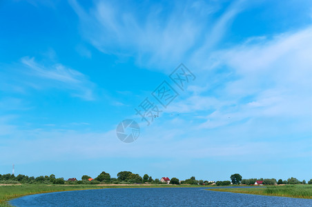 农村地貌河流和蓝天空边背景的白云天上地貌河流和蓝天空湖季节图片