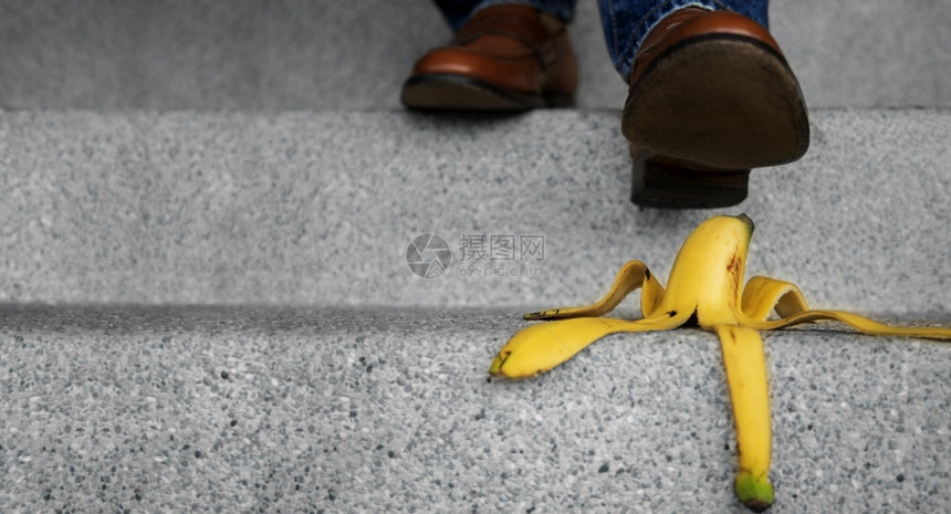 鞋一种在香蕉钢铁保险或商业假象上踏下楼梯的日常生活概念人与之间发生事故或者图片