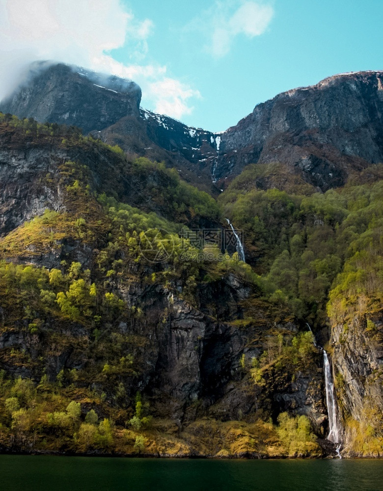 水冒险挪威湾和山丘的春季旅游度假和行游期和行海洋图片