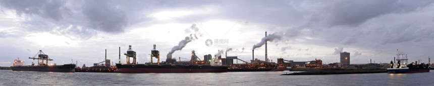 钢铁厂港口用矿石和煤炭卸货的船只在黄昏时卸下水灯建筑物图片