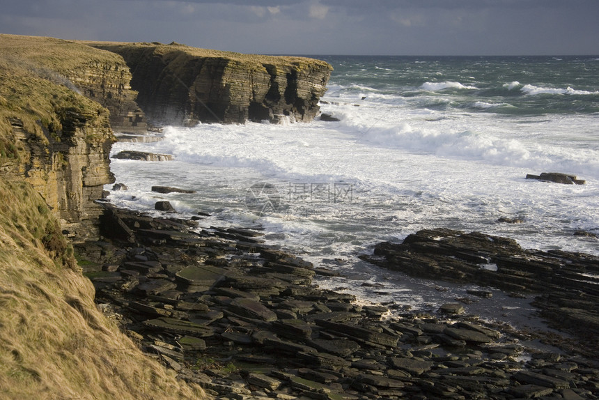 波浪有风景涛汹涌的大海在苏格兰东北岸的约翰奥斯阔格罗茨以南10英里处的BroughHead冲击海岸图片
