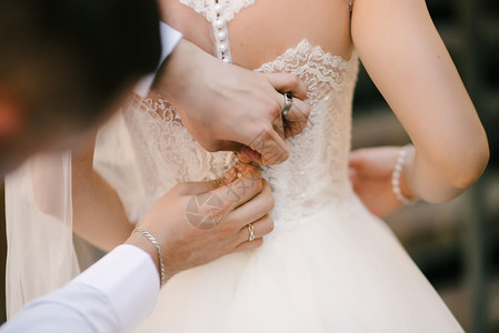新娘穿婚纱特写图片