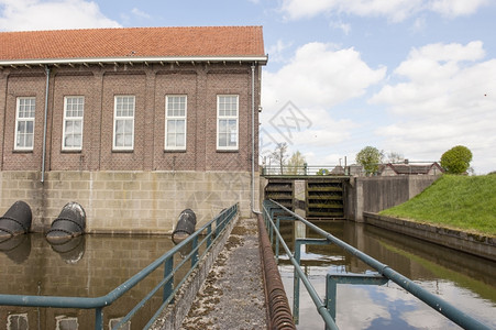 荷兰历史泵站的供水口和流荷兰历史抽水站电建筑学技术图片