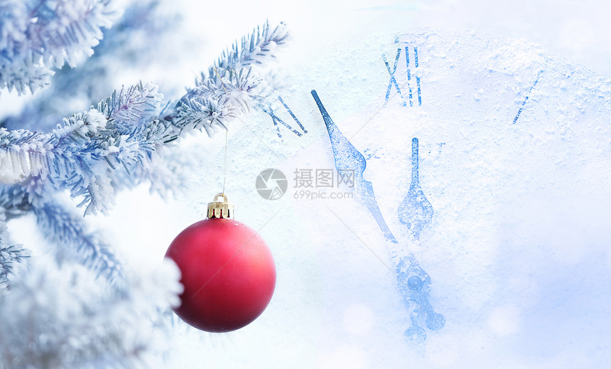 时钟和红圣诞舞会挂在雪冬森林的树枝上天圣诞节松树图片
