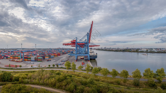 水贸易汉堡港集装箱码头带一些云的集装箱商业图片