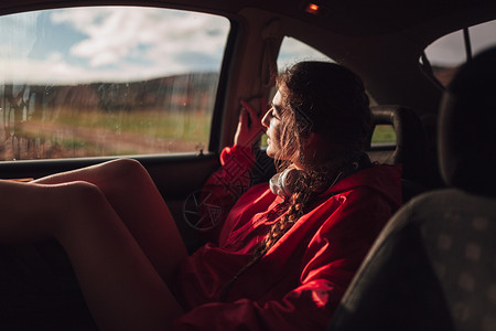 黑发座位年轻妇女在田地下雨时躲一辆汽车内避难场地图片