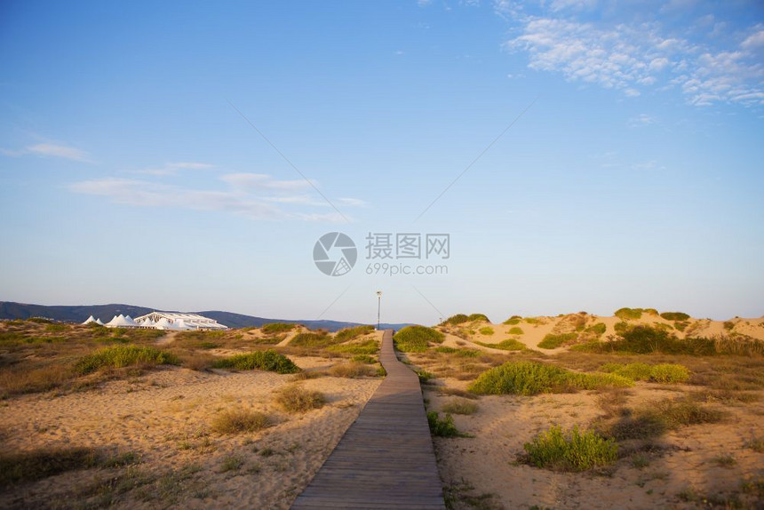 时间通往海滩的美丽木路通往大海的美丽木路通往海滩的美丽木路云冷静的图片