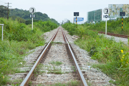 天空速度车站铁路是前进的道铁轨两侧的草地图片