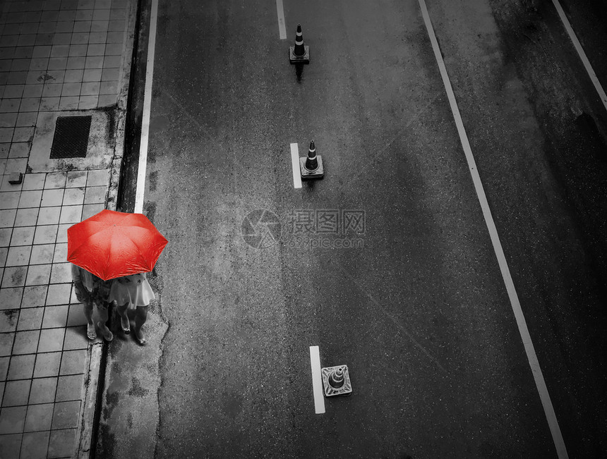 城里雨天街上挂着伞的人质地街道警告图片