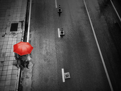 城里雨天街上挂着伞的人质地街道警告图片