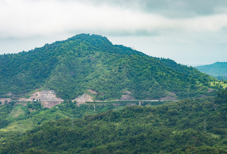 叉蓝色的旅行跨越公园中山顶高的公路图片