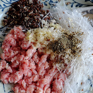 越南鸡蛋卷春或焦的原材料是越南菜食中流行的物用肉料和米纸包装袋填充或者为了受欢迎的背景图片