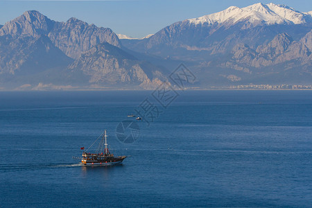 蓝色的地标安塔利亚海和山上风景一艘在海上漂浮的船火鸡图片