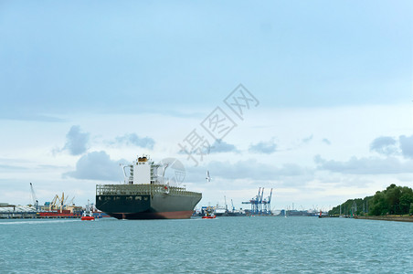 工业的商大型空集装箱船水上蓝色货大型空集装箱船货物图片