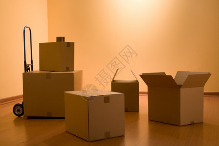 空房间里的多个方形空盒子背景图片