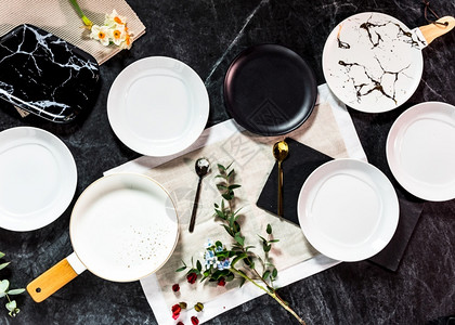 餐桌在黑暗背景上空白色盘子与叉和勺一起厨具餐结石图片