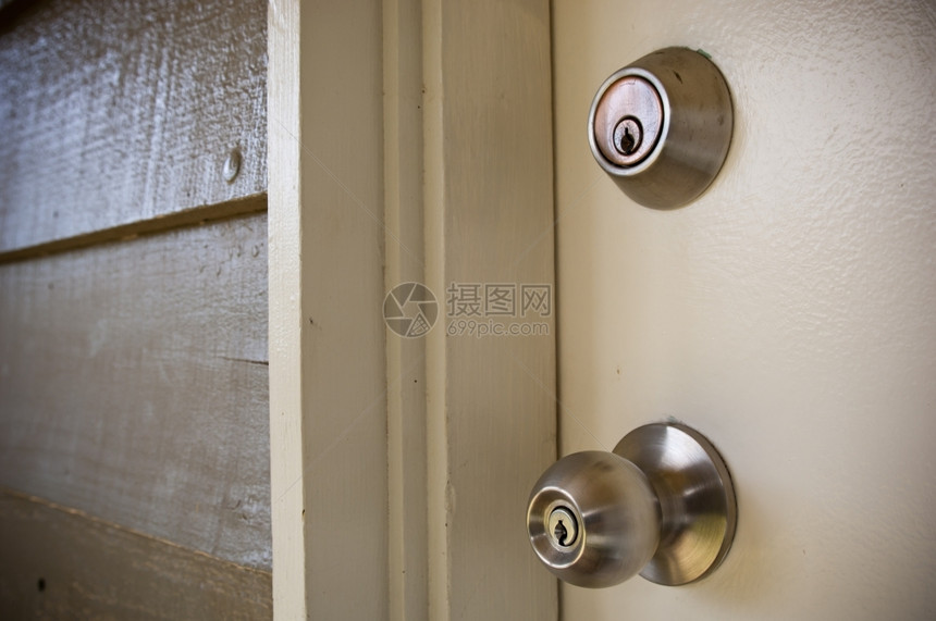 一种不锈钢铁门把手和钥匙锁的详情墙纸家图片