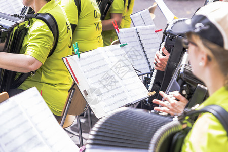 古典音乐会圈套在街上演奏的乐队器樂团的图片