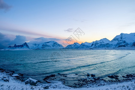 挪威湾海岸在山中冬黎明前的清晨冬季山黎明前的是挪威峡湾地平线景观早晨图片