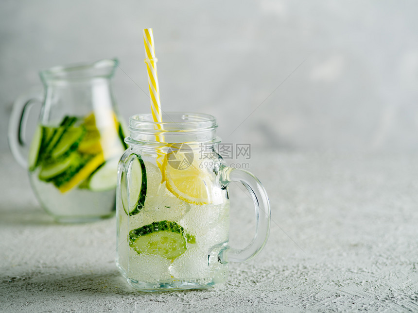 鸡尾酒有机的健康食品概念脱毒谱含柠檬和黄瓜的马森水罐中健康的脱毒饮食蔬菜图片